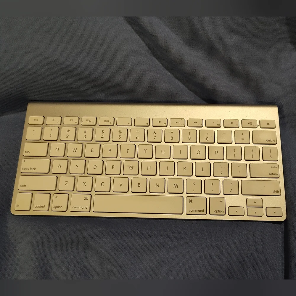 Like-New APPLE Wireless Keyboard